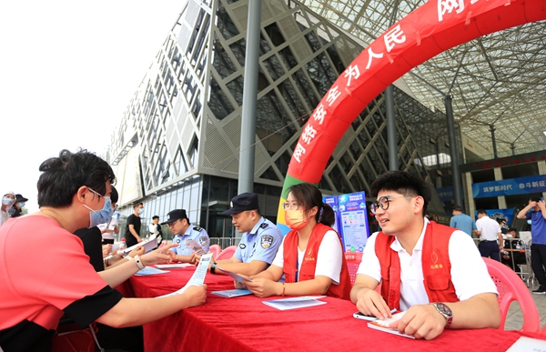 圖為工作人員向前來咨詢的水晶從業(yè)者宣傳網(wǎng)絡(luò)安全知識。東海縣委宣傳部供圖