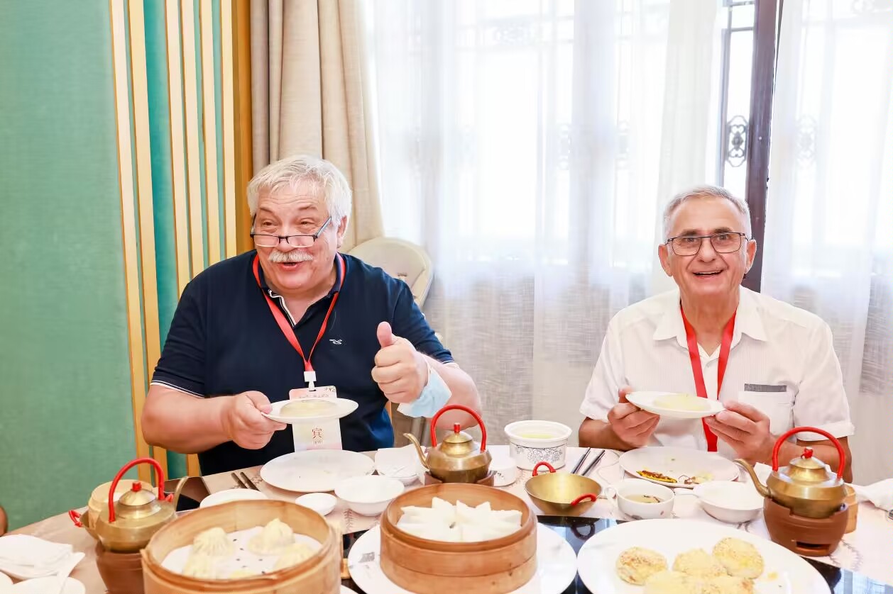 外籍友人點(diǎn)贊靖江蟹黃湯包。盛義攝