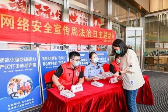 網(wǎng)絡(luò)安全宣傳周“法治日”主題活動走進商貿(mào)綜合體。盛義攝