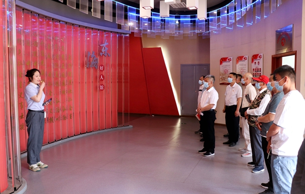 圖為群眾參觀“東海好人館”。東?？h委宣傳部供圖