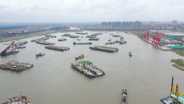 防臺(tái)風(fēng)“梅花”，船舶入港。孫巖攝