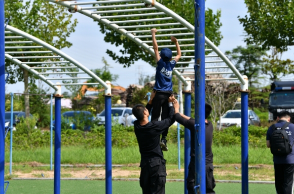 小隊(duì)員雙手攀云梯。宿遷公安供圖