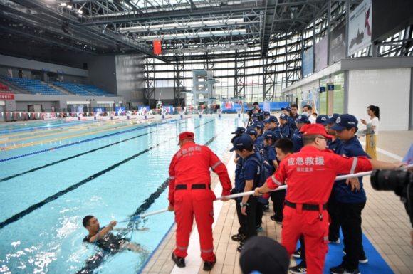 專(zhuān)業(yè)人員為小隊(duì)員們教授了防溺水及溺水救援專(zhuān)業(yè)知識(shí)。宿遷公安供圖