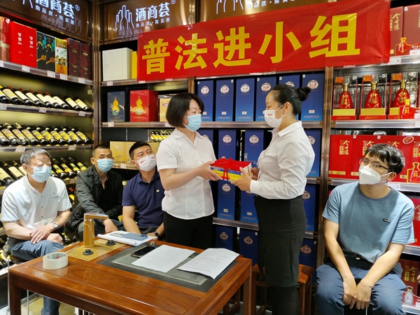 圖為如東“同心普法宣講團(tuán)”成員向零售戶宣講民法典。楊陽(yáng)攝