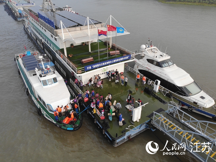 張靖皋大橋建設(shè)人員正登陸海事船舶返回施工現(xiàn)場。南通海事局供圖