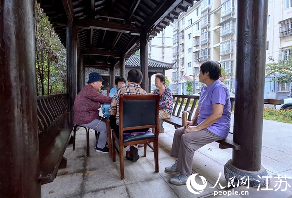 徐玉勤與老鄰居在小區(qū)涼亭內(nèi)休閑。人民網(wǎng) 馬曉波攝