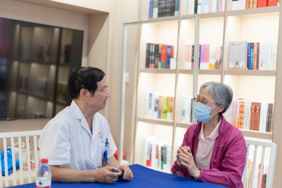 南京仁品醫(yī)院名譽(yù)院長洪錦科細(xì)心解答問題。馮樹杰攝