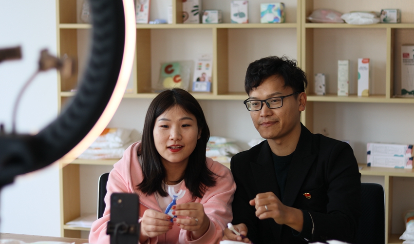 泗洪縣村居干部開展助農(nóng)直播銷售。金響龍攝