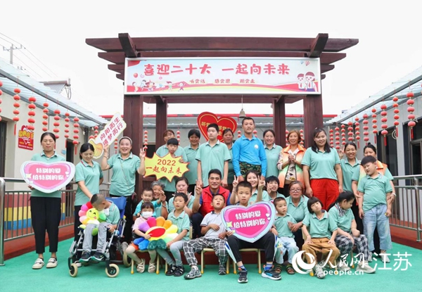 “秦爸爸”和孩子們在一起。人民網(wǎng) 冷金明攝