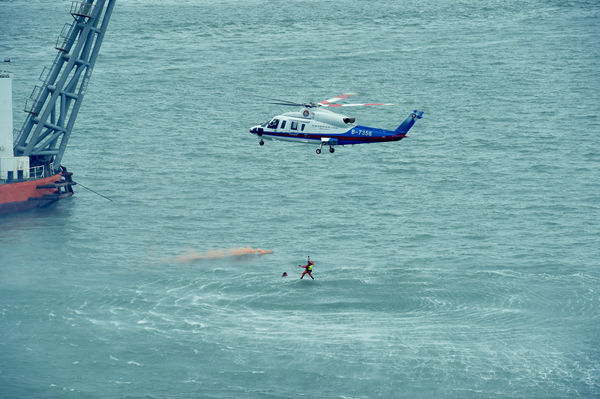 直升機(jī)救援力量在演習(xí)現(xiàn)場(chǎng)參與救助。南通海事局供圖