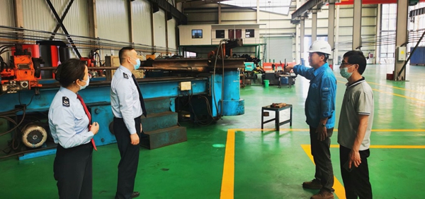 稅務(wù)部門(mén)工作人員了解企業(yè)生產(chǎn)情況，將減稅政策送上門(mén)。南通稅務(wù)局供圖