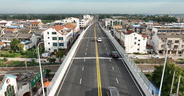 阜寧縣益林鎮(zhèn)鐵路道口立交橋正式通車。江蘇省鐵路集團(tuán)供圖