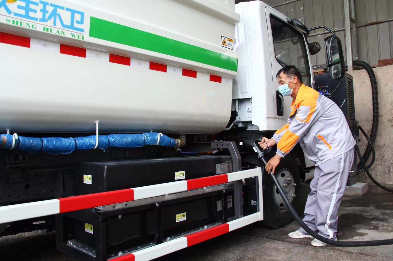圖為工作人員為剛添置的新能源環(huán)衛(wèi)車輛進(jìn)行充電。玄武城管局供圖
