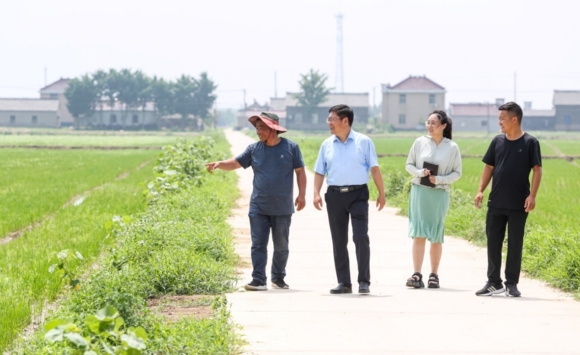 紀工委結合小微權力“監(jiān)督一點通”開展現(xiàn)場調(diào)查。蔡玉成攝