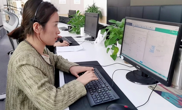 圖為12345政府公共服務(wù)中心話務(wù)員在登記群眾訴求。東?？h委宣傳部供圖