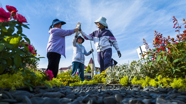 圖為參賽人員完成作品后擊掌慶祝。孫蓀 攝
