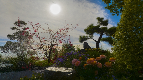 圖為參賽人員完成作品后擊掌慶祝。孫蓀 攝