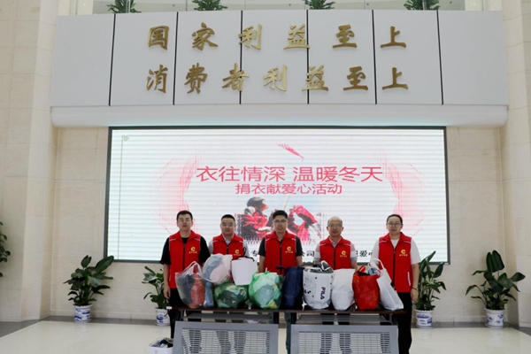 圖為捐贈(zèng)衣物現(xiàn)場(chǎng)。查怡婷攝