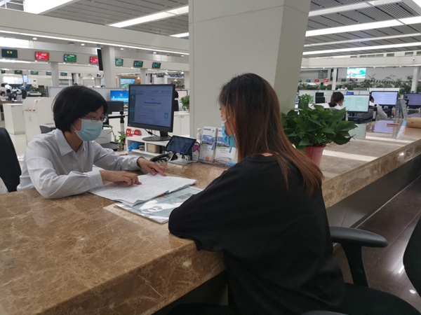 工作人員向前來(lái)辦證的群眾講解申請(qǐng)辦證條件。淮安煙草供圖