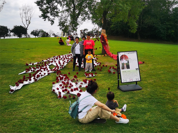 游客在藝術(shù)作品前拍照。高淳國(guó)際慢城供圖