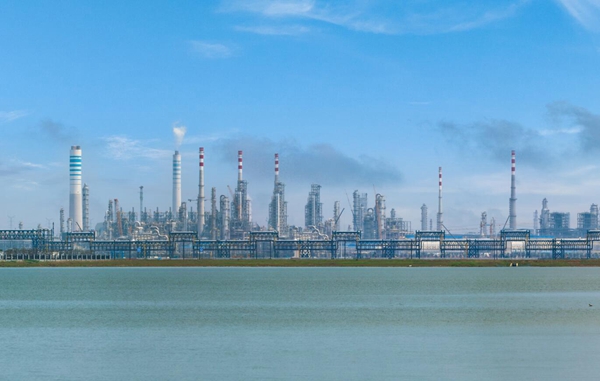 圖為位于連云港石化產(chǎn)業(yè)基地的盛虹煉化一體化項(xiàng)目。徐圩新區(qū)供圖