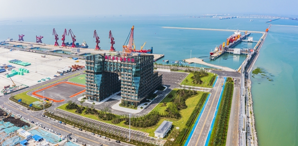 圖為連云港石化產(chǎn)業(yè)基地的重要配套支撐——徐圩港區(qū)。徐圩新區(qū)供圖