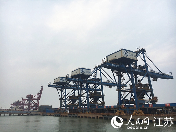 江陰港6號碼頭。人民網(wǎng) 王丹丹攝