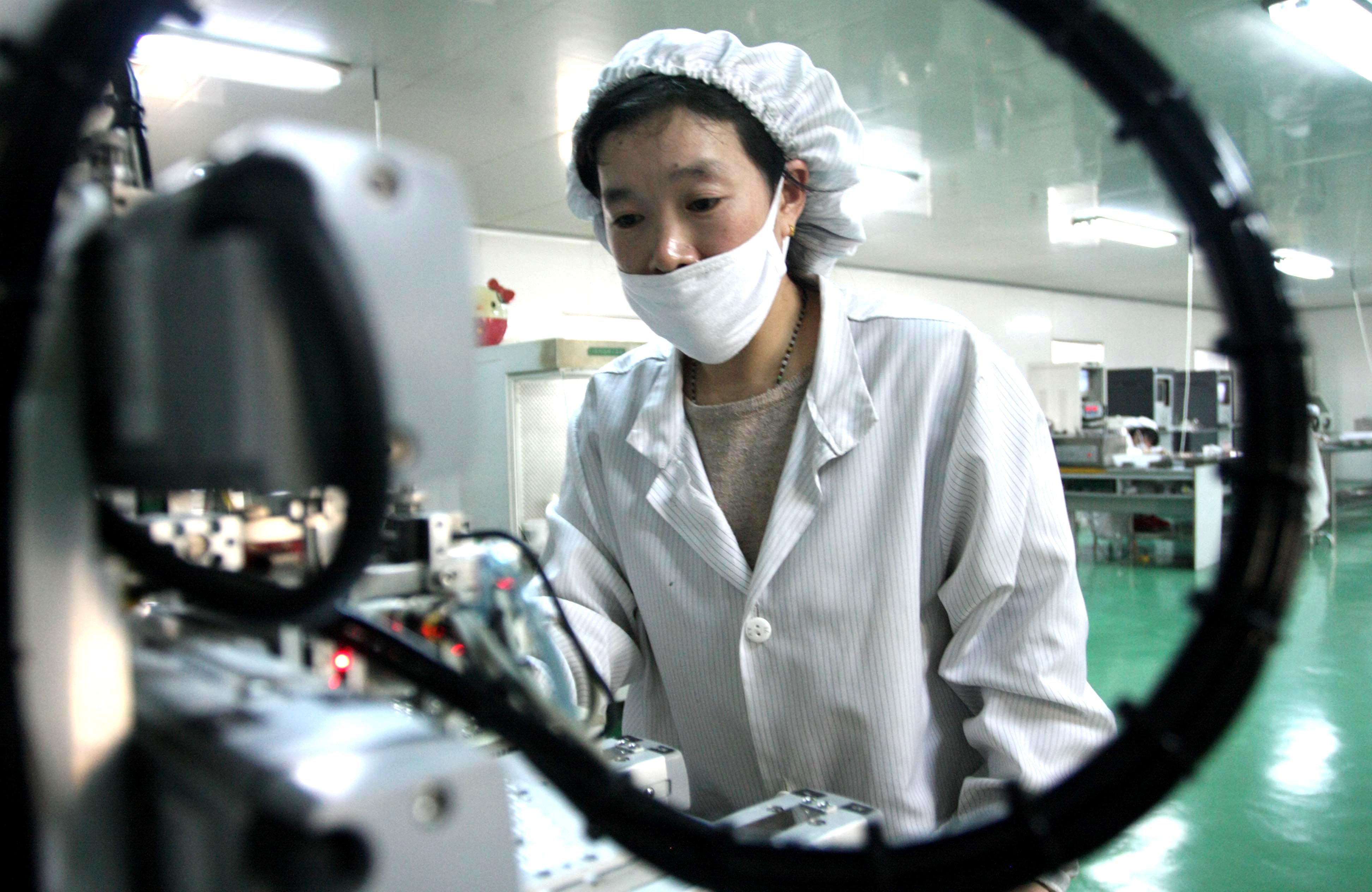 東?？h一家硅企業(yè)員工在生產(chǎn)產(chǎn)品。張開虎攝