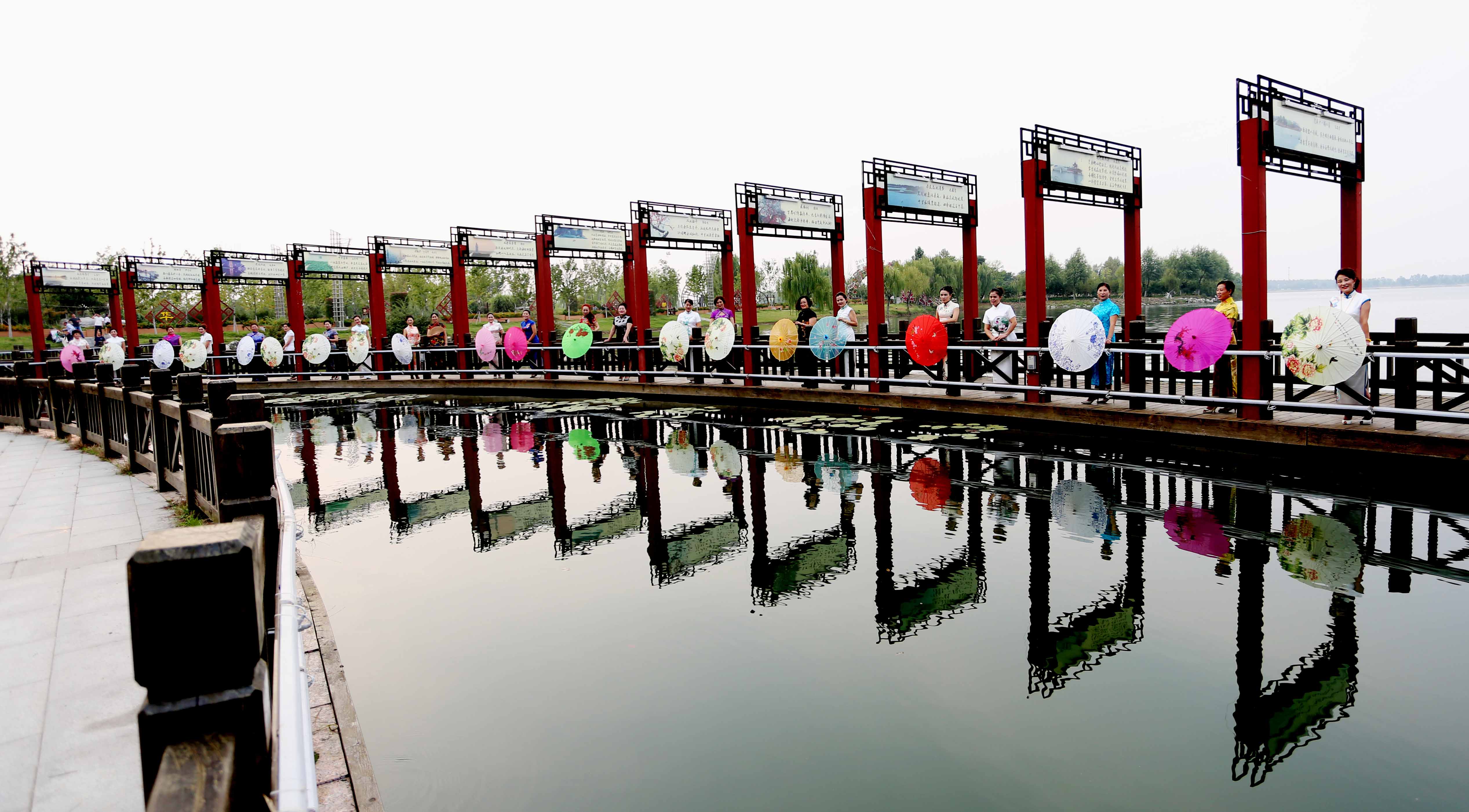 東?？h旗袍愛好者在風(fēng)景秀麗的西雙湖風(fēng)景區(qū)“打卡”。張開虎攝