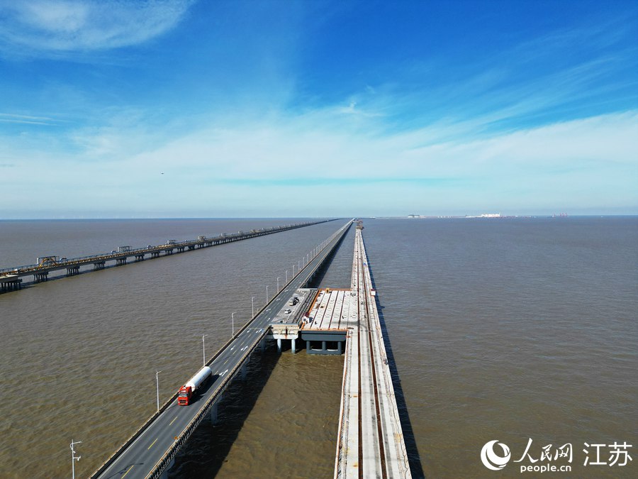 如東陽光能源島擴(kuò)建中的海上棧橋。人民網(wǎng)記者 王繼亮攝