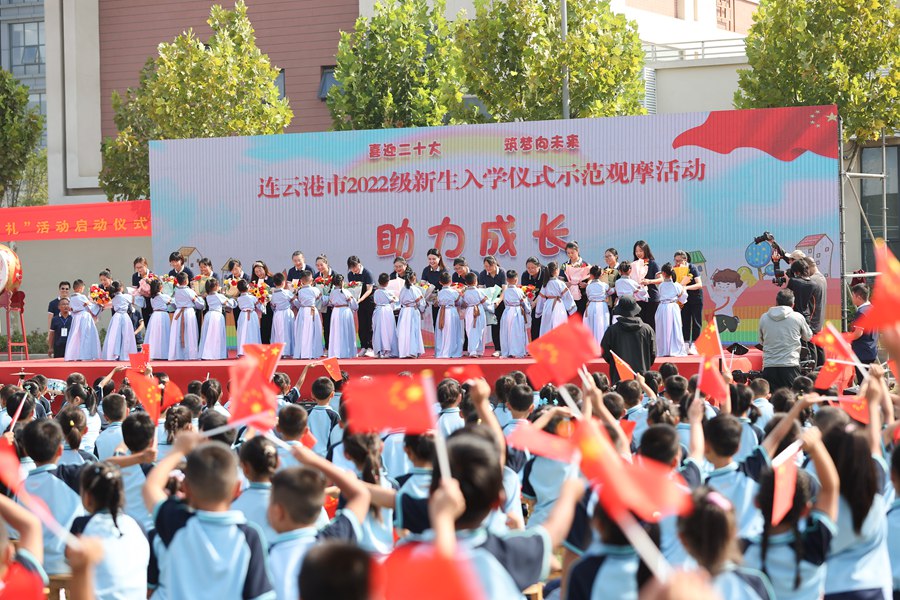 新生們身穿漢服，向老師敬獻(xiàn)鮮花。司偉攝