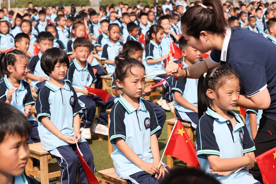 新生接受老師“朱砂點(diǎn)痣”。司偉攝