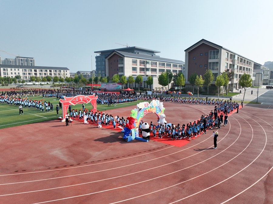 新生隊伍依次通過“啟智門”。司偉攝