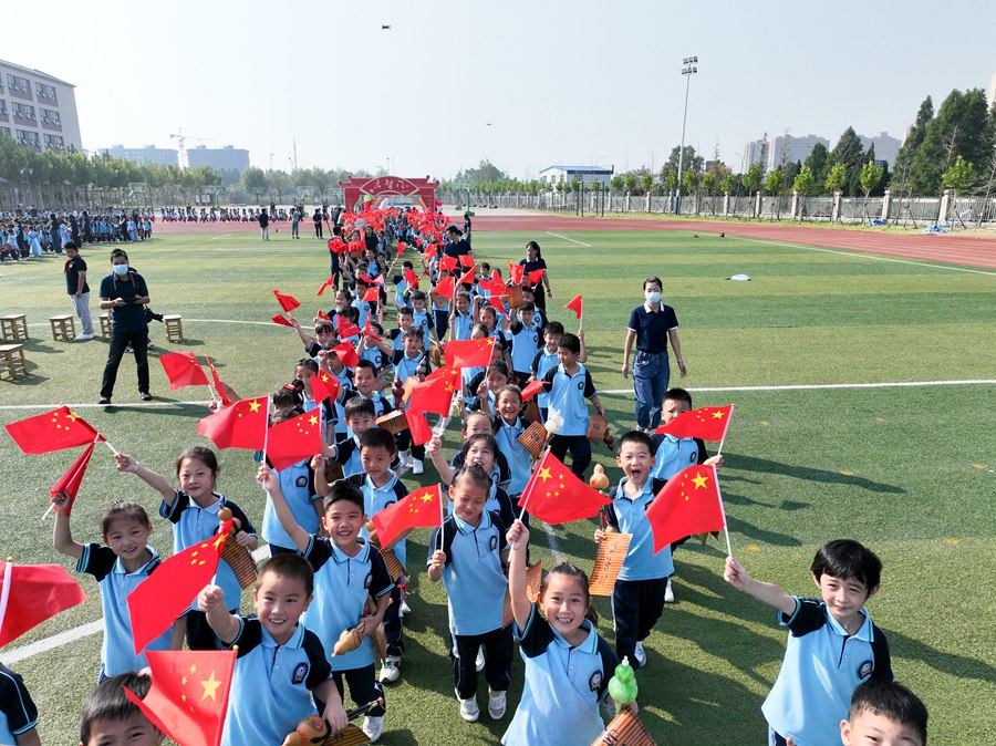 新生們走過“啟智門”。司偉攝