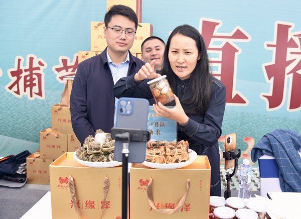 張志玲在開(kāi)捕節(jié)上直播推薦興化大閘蟹。興化市委宣傳部供圖