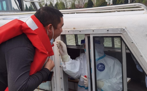 醫(yī)護(hù)人員為船民進(jìn)行核酸檢測(cè)。