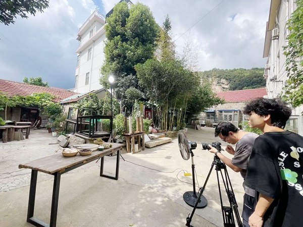 攝制團(tuán)隊(duì)策劃拍攝農(nóng)旅宣傳片，“農(nóng)家樂(lè)”成網(wǎng)紅。張浩攝