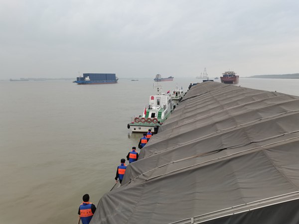 圖為聯(lián)合檢查組登船檢查。常州海事局供圖