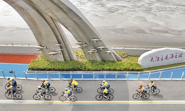 江海交匯處游人流連忘返。啟東市委宣傳部