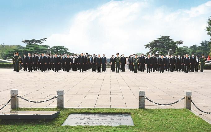 今年九月三十日是第九個(gè)烈士紀(jì)念日。當(dāng)天上午，江蘇省暨南京市各界向雨花臺(tái)烈士敬獻(xiàn)花籃儀式舉行。 新華日?qǐng)?bào)記者 吳勝 萬程鵬 攝