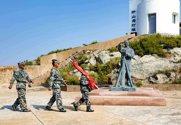 第五批守島民兵李華良（左一）升旗儀式后參加巡島。灌云縣委宣傳部供圖
