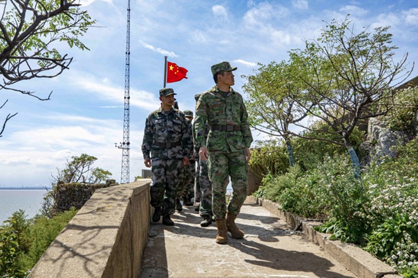 “時(shí)代楷模”王仕花（右一）走向升旗臺(tái)。灌云縣委宣傳部供圖