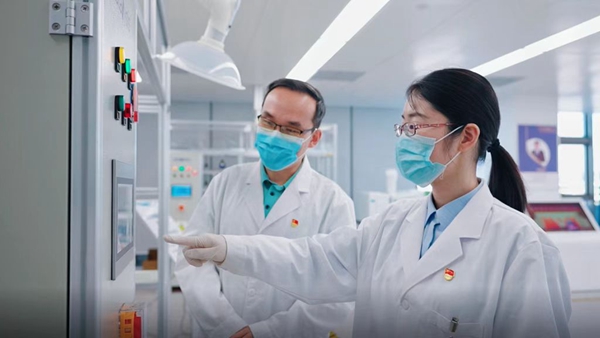 清華科研團(tuán)隊針對園區(qū)重點企業(yè)VOCs治理難題開展研究。洋井石化供圖