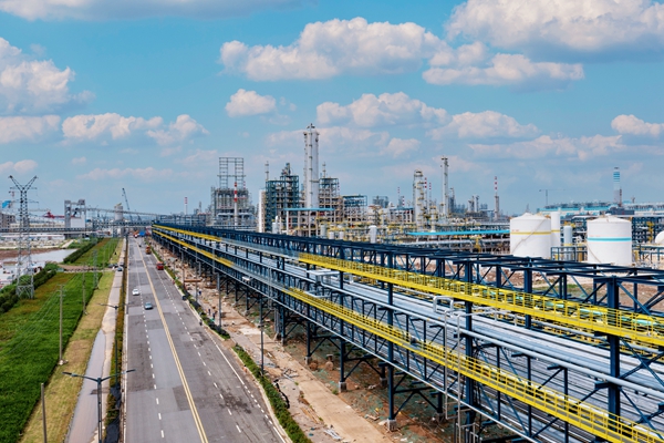 管廊管網(wǎng)在石化基地內(nèi)縱橫布局。洋井石化供圖