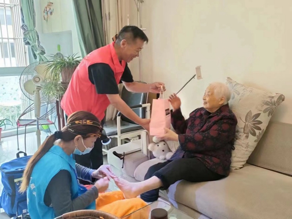 城南辦事處開展的走訪慰問、上門服務(wù)活動。靖江市委宣傳部供圖