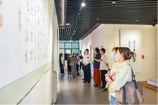 市民參觀方祖岐寄語靖江詩書畫作品展。盛義攝