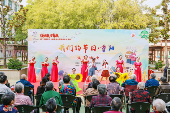 “我們的節(jié)日·重陽”文藝演出走進愛心托老護理院。盛義攝