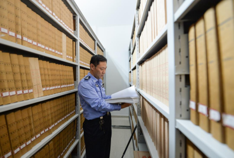 孫益海在檔案室整理檔案 鹽城公安供圖