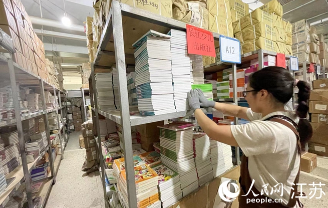沭陽一家實(shí)體書店內(nèi)，店員正在碼放圖書。人民網(wǎng) 黃啟源攝