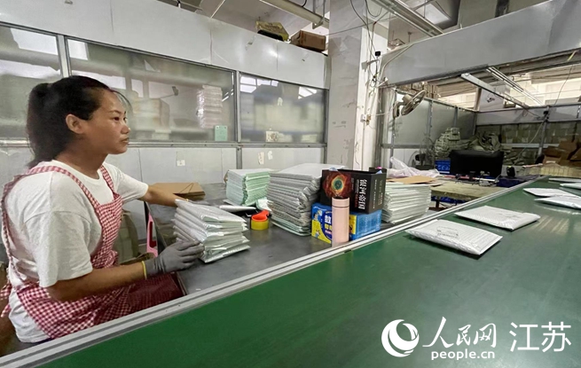 在沭陽國際圖書城，一本本新書打包發(fā)往全國各地。人民網(wǎng) 黃啟源攝